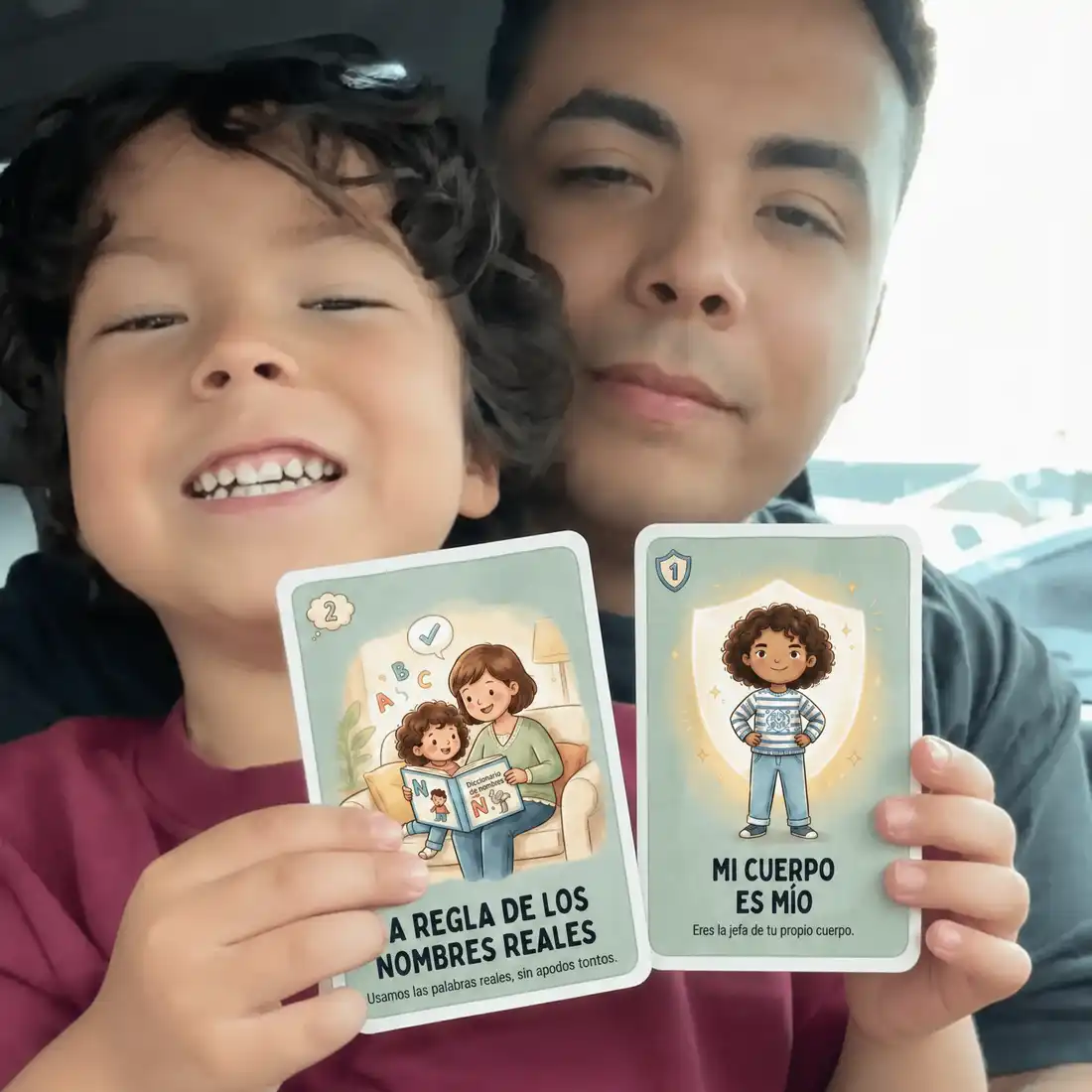 Papá e hijo disfrutando las tarjetas juntos