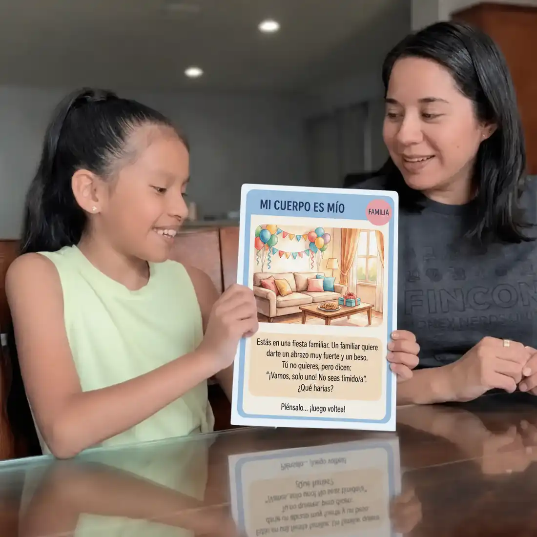Mamá e hija leyendo una tarjeta de escenario ¿Qué harías?