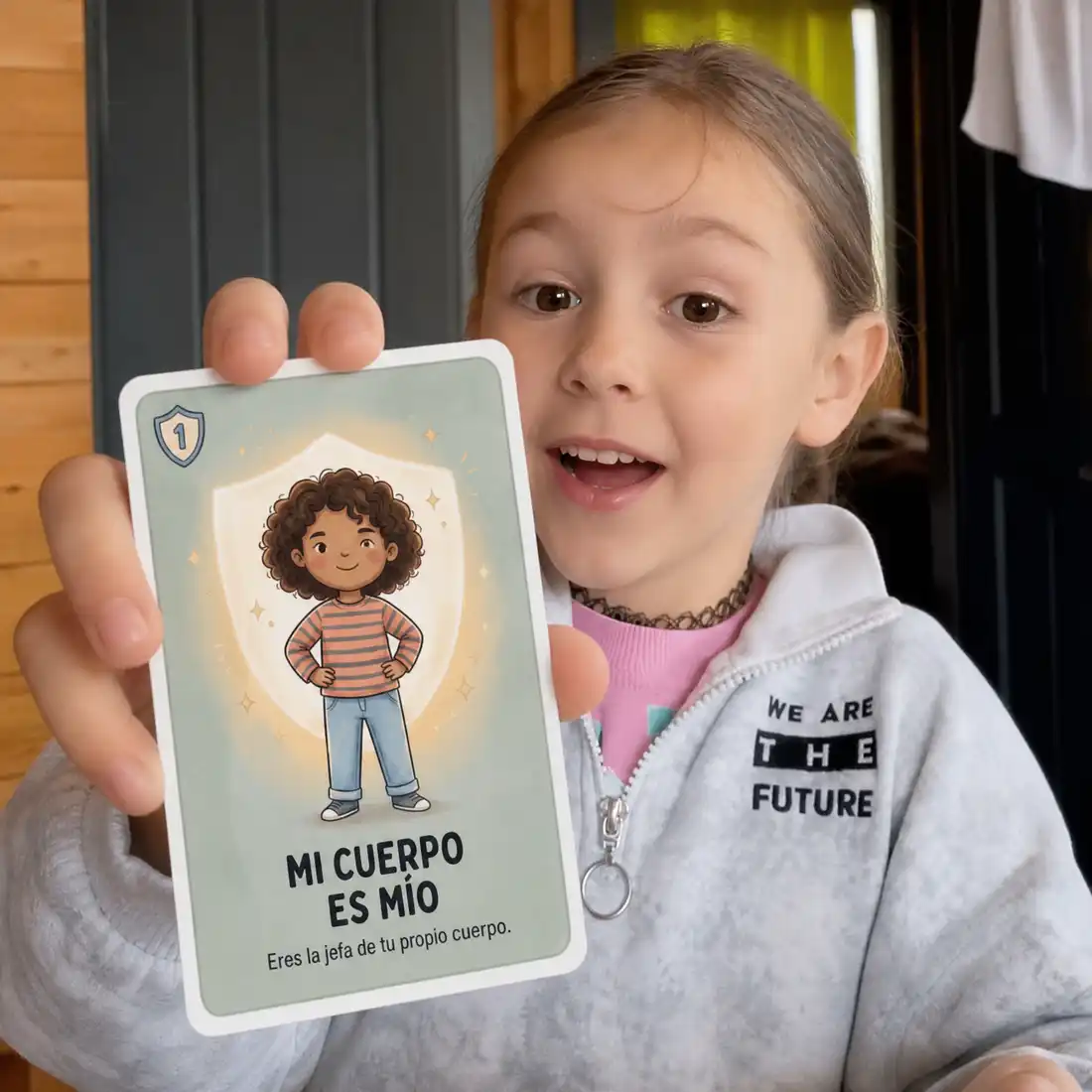 Nena sosteniendo una tarjeta de Seguridad del Cuerpo: Mi Cuerpo Es Mío